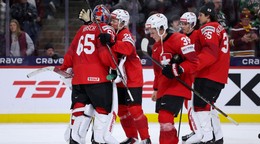 Hokejisti Švajčiarska oslavujú gól.