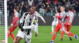 Hráč Juventusu Turín Jonathan David sa teší z gólu.