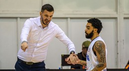 Na snímke zľava hlavný tréner Spišských Rytierov Saša Janković, Joshua Stephen Jefferson (Spišská Nová Ves.