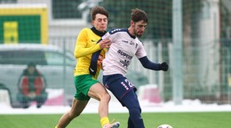 Zľava Andrei Florea (Žilina) a Bastien Donio (Zabrze) bojujú o loptu v prípravnom zápase počas zimnej prípravy pred štartom jarnej časti futbalovej Niké ligy MŠK Žilina - Górnik Zabrze.