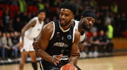 Na snímke zľava Sage Tolbert III (Prievidza) a Patrick Beverley (PAOK) bojujú o loptu.