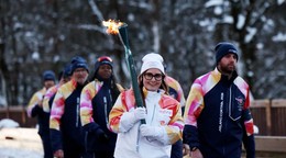 Olympijský oheň prichádza do dejiska hier.
