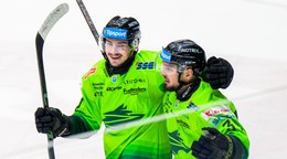 Hokejisti Žiliny sa tešia z gólu.