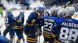 Na snímke uprostred Martin Belluš (Spišská Nová Ves) sa teší z víťazstva po zápase 43. kola.