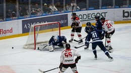 Hráči oboch tímov počas zápasu 35. kola hokejovej Tipsport ligy HC Slovan Bratislava - HC MONACObet Banská Bystrica.