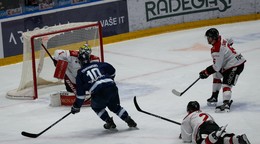 Na snímke zľava Ryan Dmowski (Bratislava), Justin Lee (Banská Bystrica).