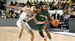 Na snímke vpravo Rickey McGill (Levice) a vľavo Alen Pjanič (Würzburg) v druhom stretnutí play-in Ligy majstrov Patrioti Levice - Würzburg.