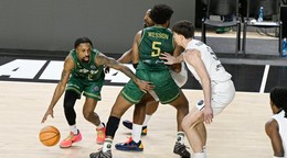 Na snímke vľavo Rickey McGill (Levice) a vľavo Christian Skladanowski (Würzburg) v druhom stretnutí play-in Ligy majstrov Patrioti Levice - Würzburg.