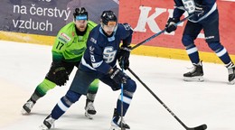 Na snímke vpravo Martin Bakoš (Slovan) a vľavo Michal Jurčák (Žilina) počas zápasu 39. kola Tipsport ligy.