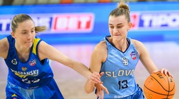 Alexandra Erdélyiová (Čajky) a Ema Rodáková (Slovan).