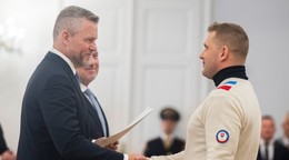 Na snímke zľava prezident SR Peter Pellegrini s menovacím dekrétom na ZOH2026 počas zloženia sľubu. Na snímke vpravo slovenský sánkar Jozef Ninis.