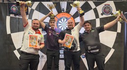 Tomislav Rosandič (druhý sprava) sa stal majstrom Slovenska v šípkach 2026.