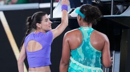 Sorana Cirsteová a Naomi Osaková. 