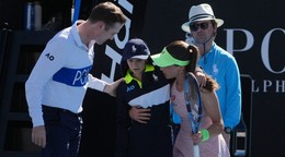 Zberačka loptičiek odpadla z extrémne horúceho počasia. 