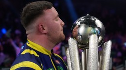Luke Littler s trofejou pre víťaza MS v šípkach 2026.
