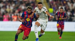 Lamine Yamal z Barcelony (vľavo) bojuje o loptu s Kylianom Mbappém z Realu Madrid počas finálového zápasu španielskeho Superpohára.