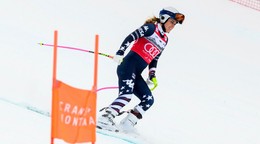 Lindsey Vonnová po páde smeruje do cieľa zjazdu v Crans Montane.