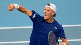 Český tenista Jakub Menšík sa teší z výhry.