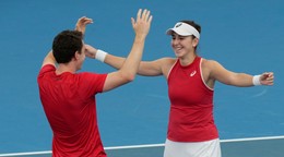 Belinda Benčičová a Jakub Paul oslavujú víťazstvo nad Belgickom.