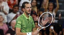 Ruský tenista Daniil Medvedev  sa teší z víťazstva.