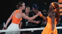 Ukrajinská tenistka Jelina Svitolinová (vľavo) si podáva ruku s porazenou Američankou Coco Gauffovou po jej výhre vo štvrťfinále.