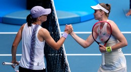 Jelena Rybakinová (vpravo) si podáva ruku s Igou Swiatekovou.