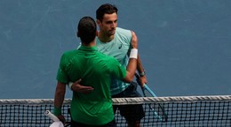 Lorenzo Musett (vpravo) a Novak Djokovič.