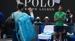 Lorenzo Musetti (vľavo) a Novak Djokovič mu tlieska.