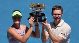 Olivia Gadecká, John Peers oslavujú titul.