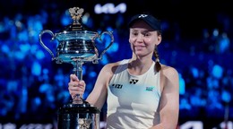 Kazašská tenistka Jelena Rybakinová pózuje s trofejou po jej výhre nad Bieloruskou Arynou Sabalenkovou vo finále Australian Open.