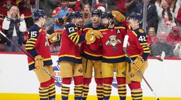 Aaron Ekblad sa teší so spoluhráčmi Floridy z víťazného gólu.