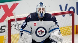 Brankár Laurent Brossoit ešte v drese Winnipegu Jets.