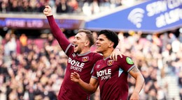 Hráč Mateus Fernandes (vpravo) z West Ham United sa teší z gólu so spoluhráčom Jarrodom Bowenom.