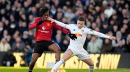 Hráč Manchesteru United Patrick Dorgu (vľavo) bojuje o loptu s Gabrielom Gudmundssonom z Leedsu.