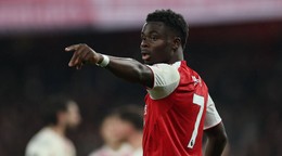Anglický futbalista Bukayo Saka v drese Arsenalu.