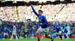 Mikey Moore sa teší z gólu v zápase proti Celticu.