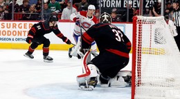Hráč Montrealu Canadiens Juraj Slafkovský (20) strieľa gól, keď prekonáva brankára Caroliny Hurricanes Brandona Bussiho (32).