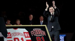 Na snímke bývalý hráč Detroitu Sergej Viktorovič Fiodorov tlieska počas slávnostného vyvesenia jeho dresu pred zápasom zámorskej NHL Detroit - Carolina.