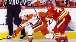Hráč Anaheim Ducks Tim Washe (42) bojuje s Martinom Pospíšilom z Calgary Flames.