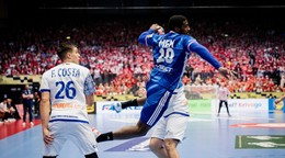 Francúz Dika Mem zakončuje akciu v zápase proti Portugalsku.