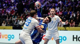 Český hádzanár Matěj Havran (vľavo) a Ludovic Fabregas z Francúzska počas zápasu C-skupiny Francúzsko - Česko.