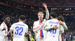 Hráči Lyona sa tešia z gólu.