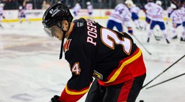 Martin Pospíšil odohral prvý zápas sezóny v drese Calgary Wranglers.