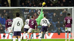 Zákrok Martina Dúbravku proti Manchestru United.