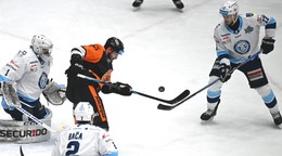 Na snímke uprostred Matúš Spodniak (Michalovce) a vpravo Martin Vitaloš (Nitra).