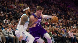 Momentka zo zápasu Charlotte - Utah.