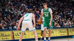 Dallas Mavericks – krídelník Cooper Flagg (32) dribluje počas zápasu NBA proti Charlotte Hornets.