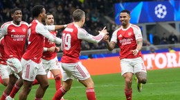 Gabriel Jesus sa teší so spoluhráčmi z Arsenalu po góle.