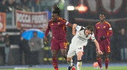 Manu Kone v súboji s Lukom Modričom.