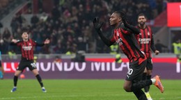 Hráč Rafael Leao oslavuje vyrovnávajúci gól AC Miláno.